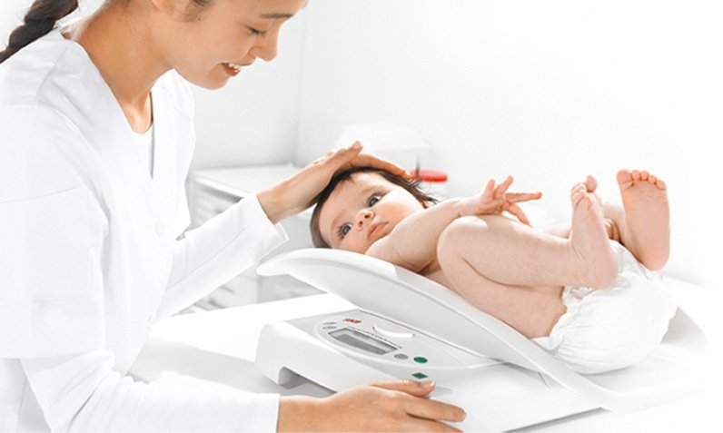 SECA 834 Elektroniczna waga niemowlęca ze zdejmowaną szalką
