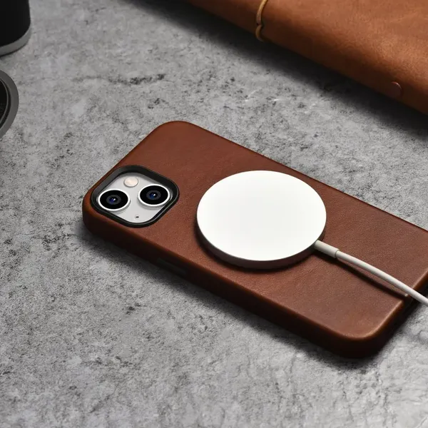 iCarer Oil Wax Premium Leather Case skórzane etui iPhone 14 Plus magnetyczne z MagSafe brązowy (WMI14220703-RB)