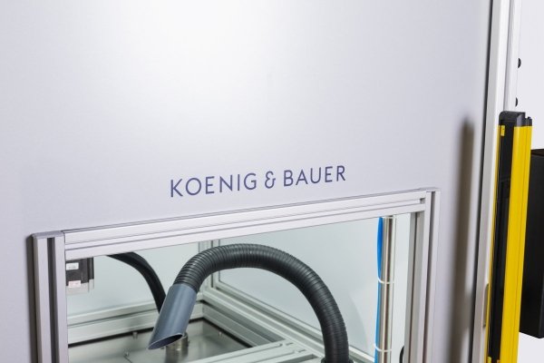 Laser-marking cabinet with automatic door and motorized axis