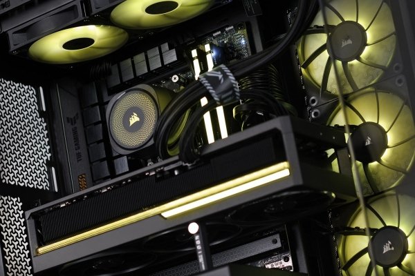 Komputer gamingowy Actina iCUE 7800X3D 32GB 2TB RX9070XT 850W no OS