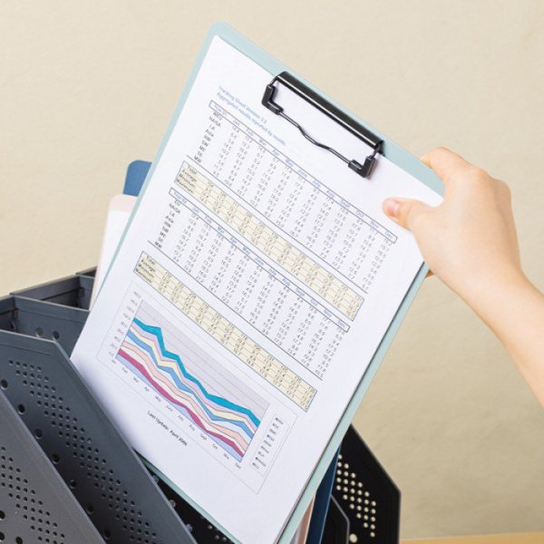 Podkładka A4 z klipsem Linfini mix kolorów EF403 DELI