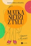 Matka siedzi z tyłu