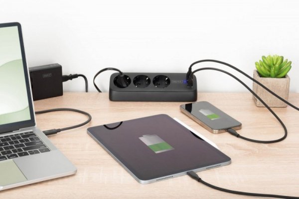 Digitus Listwa zasilająca biurkowa, 3 gniazda Schuko, 2x USB-A (2x 12W), 1x USB-C (30W) z zaciskiem na blat, kabel 1,5m, czarna