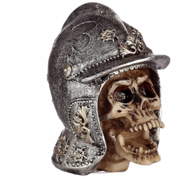 dekoracyjna figurka - czaszka rycerza w średniowiecznym hełmie