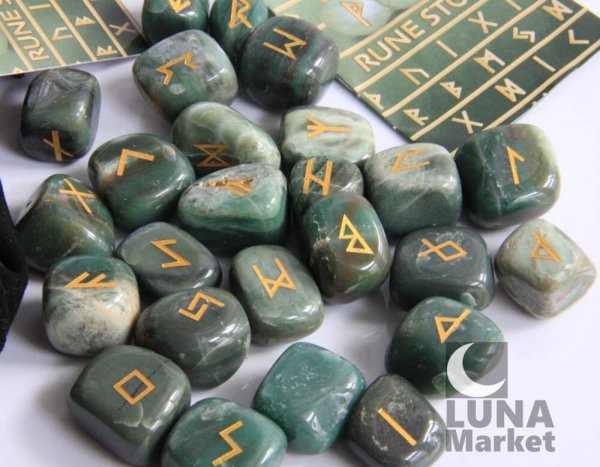 Runy z kamieni Zielonego Budd Stone - znaki runiczne na naturalnych kamykach, z woreczkiem w komplecie