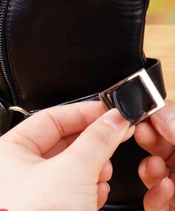 dzwonki Mikołaja na kozakach z łańcuszkiem – ujęcie na modelu pokazuje jak zakładać