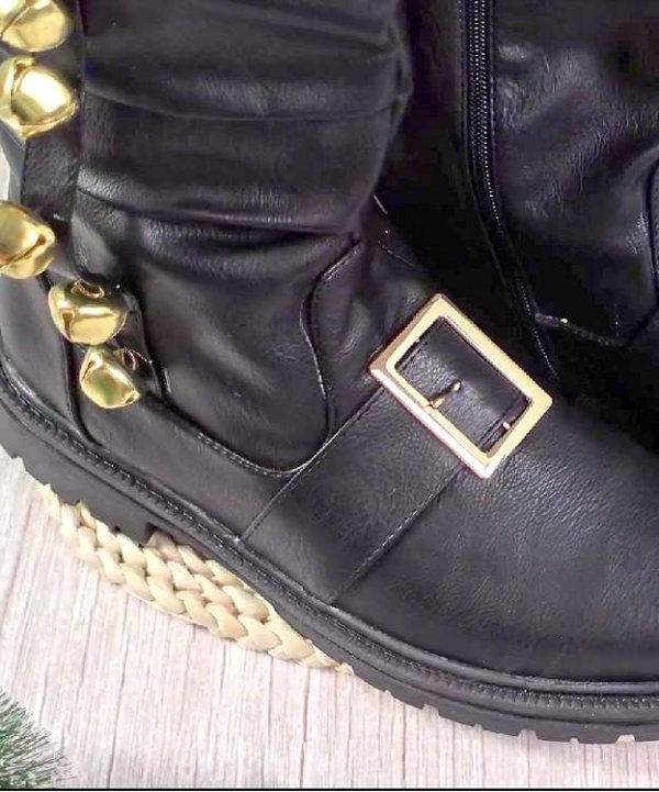 Buty Świętego Mikołaja – czarne kozaki z haftem SC i dzwonkami, klamra