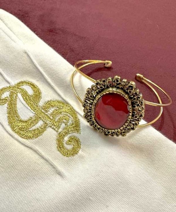 Bransoletka Mikołaja – złote wykończenie z czerwonym „rubinem”, regulowana