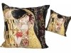 Poduszka z wypełnieniem/suwak - Gustav Klimt - Pocałunek (czarne tło)