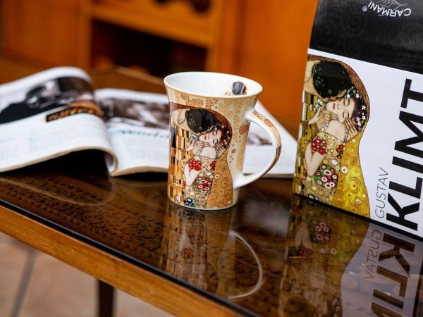 Kubek - G. Klimt, Pocałunek (kremowe tło)