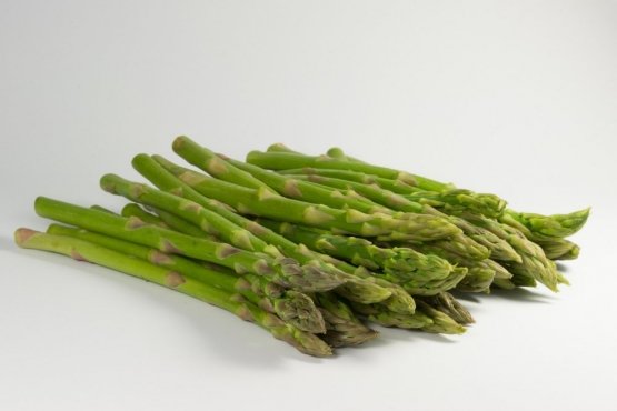 Wyśmienite sałatki ze szparagami: 5 przepisów na lekkie i orzeźwiające sałatki z tym warzywem