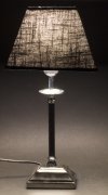 Klasyczna i elegancka srebrna lampa z czarnym abażurem