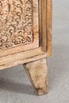 Komoda z drewna mango Utara z ręcznie rzeźbionymi wzorami w stylu boho.