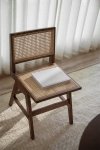 Drewniane krzesło do jadalni  z ażurowym ratanowym oparciem  Matti ciemny brąz