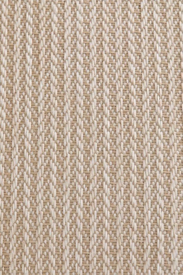 Zestaw wypoczynkowy Olivia z 2 fotelami i 2 stolikami kawowymi z drewna akacjowego w aranżacji salonu SKLUM