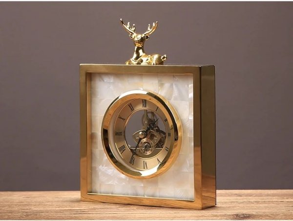 Kwadratowy zegar stołowy stojący na biurko z dekoracyjną figurką jelenia