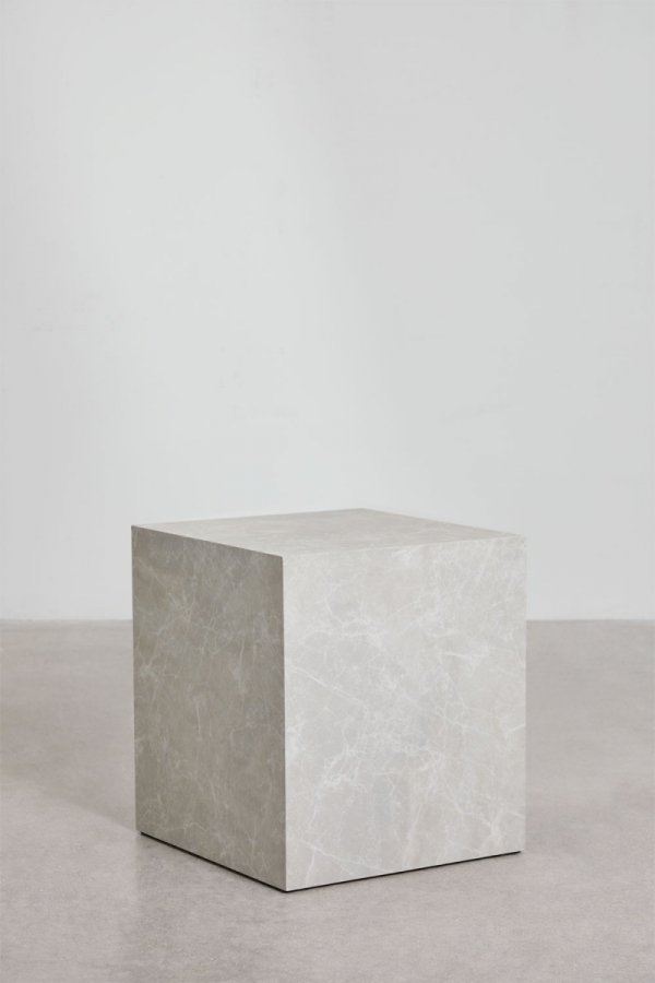 Kwadratowy stolik pomocniczy Aria - SKLUM MDF 45x45 cm w wykończeniu białego marmuru – widok z przodu