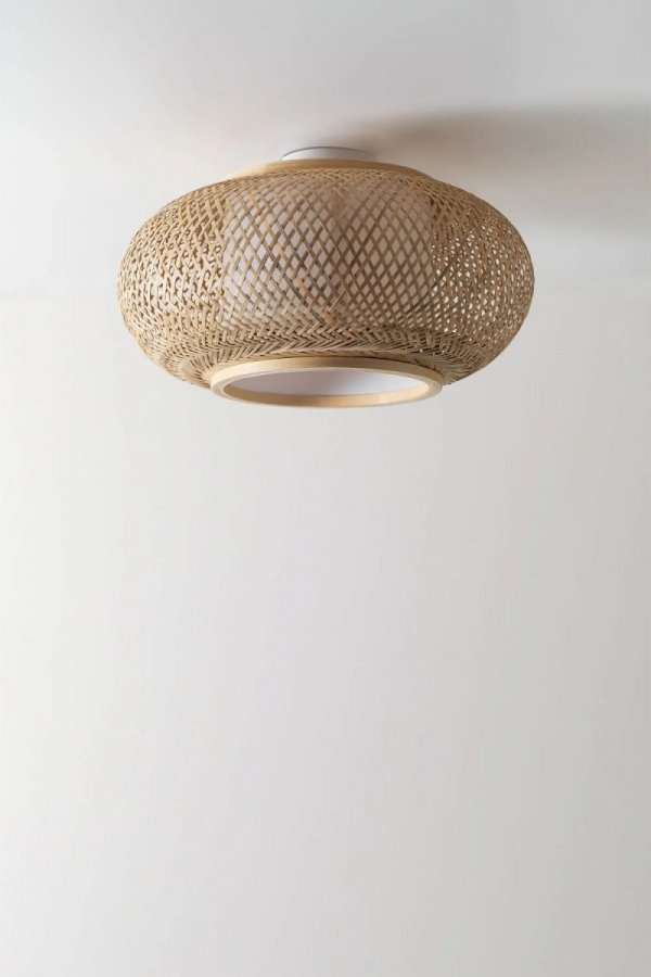 lampa sufitowa w stylu boho z naturalnego rattanu SKLUM – ażurowy klosz, montaż natynkowy – Bellissima Casa