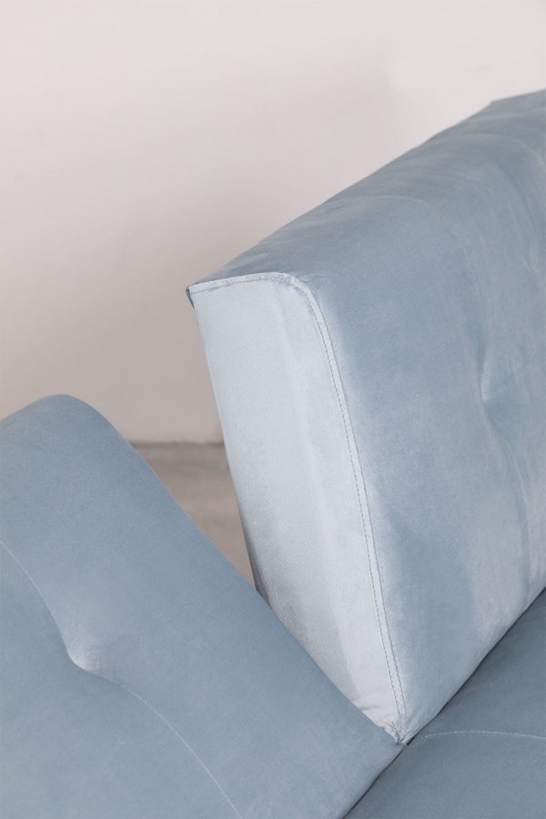 3-osobowa sofa do salonu rozkładana z funkcją spania z aksamitu kolor dusk blue na metalowych nóżkach
