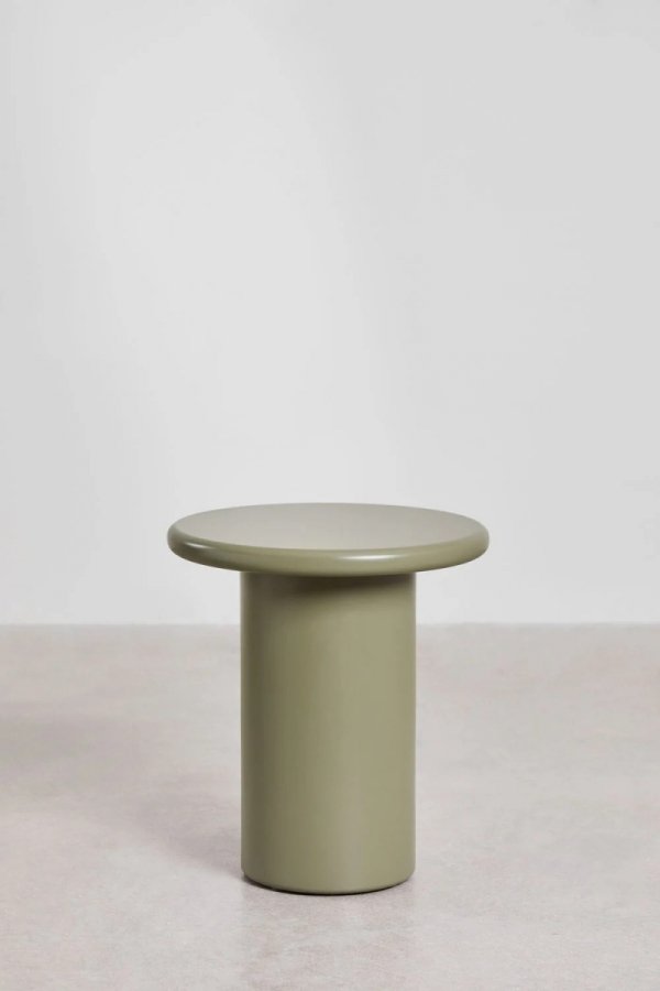 Okrągły stolik pomocniczy Rodeo MDF Ø45 cm w kolorze Salvia Zieleń, minimalistyczny design, ustawiony obok sofy, na blacie dekoracyjne elementy wnętrza.