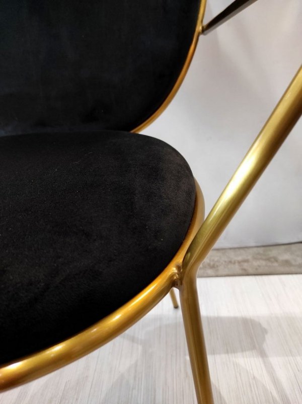 Tapicerowane krzesło Liam nowoczesne czarne na złotych nogach