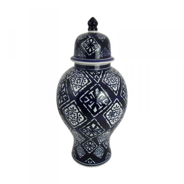 Ceramiczna waza w kolorze granatu i bieli efektownie prezentuje się na białych meblach w stylu hampton.