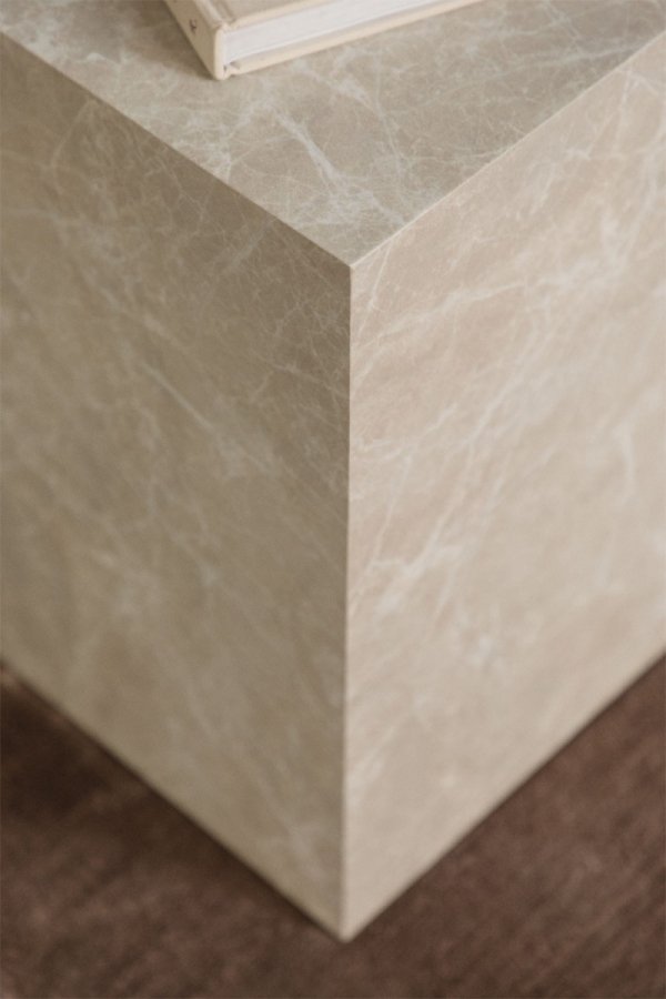 Kwadratowy stolik pomocniczy Aria - SKLUM MDF 45x45 cm w wykończeniu białego marmuru – widok z przodu