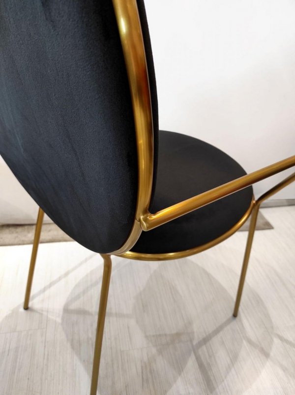 Tapicerowane krzesło Liam nowoczesne czarne na złotych nogach