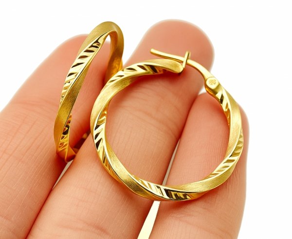 Kolczyki o skręconej formie, wykonane ze złota próby 585