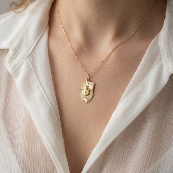 Medalik grawerowany w formie tarczy z wizerunkiem złoto 585