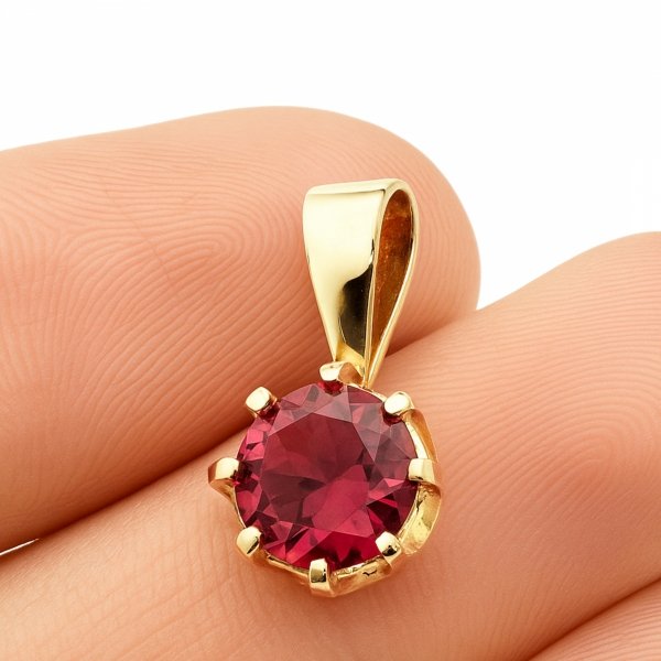 Zawieszka rubinowy kamień w ośmiu łapkach złoto 585