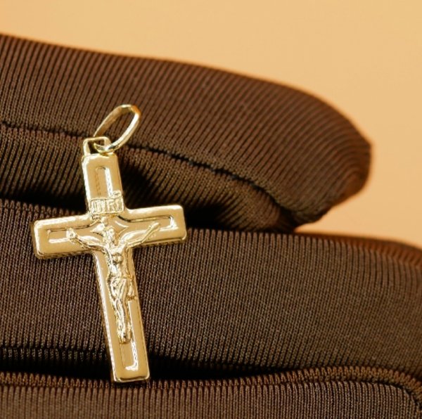 Krzyż z wizerunkiem Jezus  złoto 585