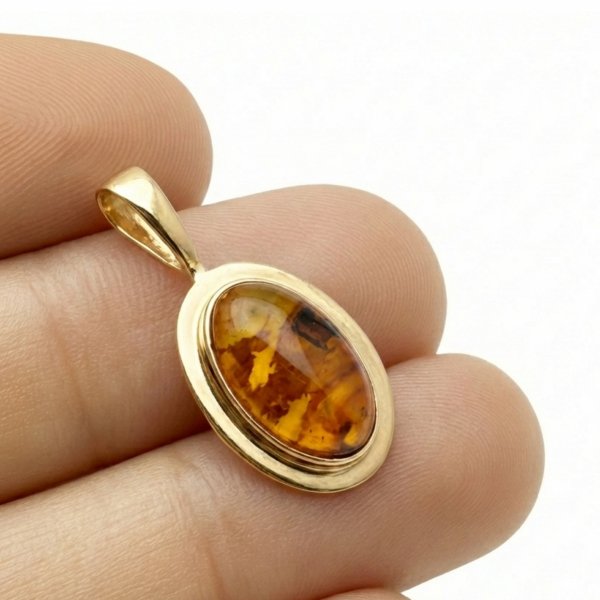 Wisior w klasycznej oprawie  z naturalnym bursztynem złoto 585 