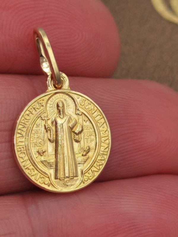Medalion krzyż Benedykt złoto 585 