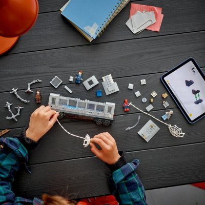 LEGO Klocki Super Heroes 76321 Spider-Man kontra Doc Ock - scena w metrze