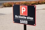 Tablica parkingowa na słupku.