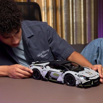 LEGO Klocki Technic 42214 Supersamochód Lamborghini Revuelto