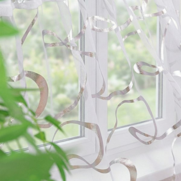 Zbliżenie na dół firany Luna z widocznym wykończeniem brzegów i estetycznym srebrnym haftem na tkaninie sable.