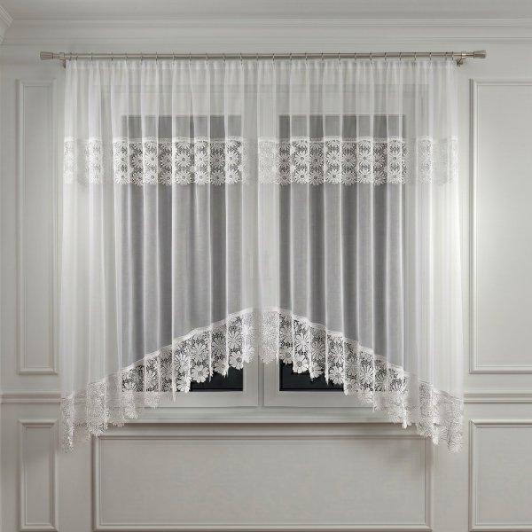 Frontalny widok firany woalowej Megan 400x160 cm na oknie.