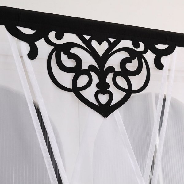 Góra panelu Angelina z czarnym filcowym akcentem i tunelem – widok na system montażu na karnisz.