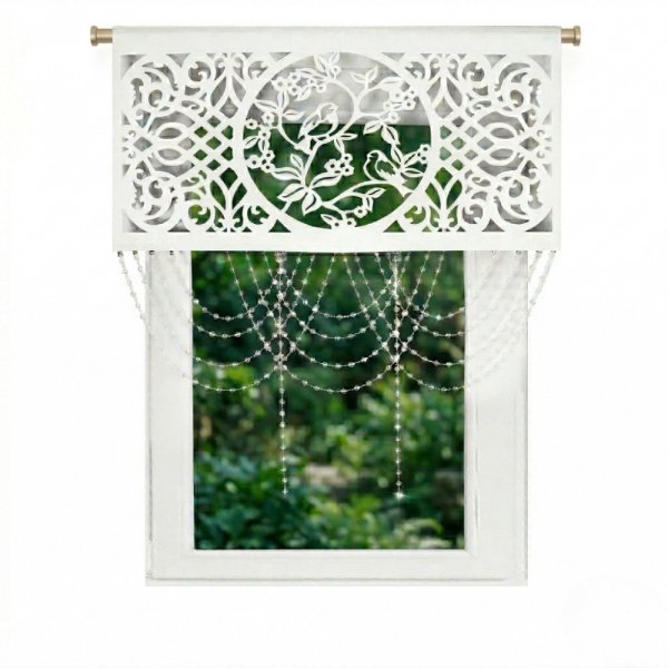 Dekoracyjny panel ażurowy w kolorze białym zawieszony w jasnym oknie z widokiem na zieleń.