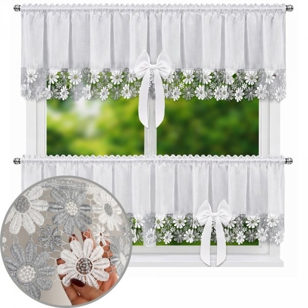Komplet firan kuchennych Megan w kolorze ciepłej bieli z dwiema zazdrostkami i okrągłym przybliżeniem na detal haftu kwiatowego.