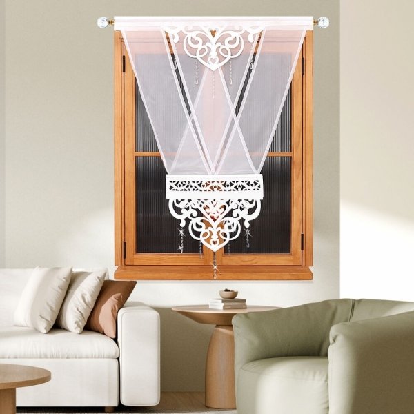 Biały panel okienny Angelina typu V-ka w eleganckiej aranżacji salonu – nowoczesna dekoracja z woalu.