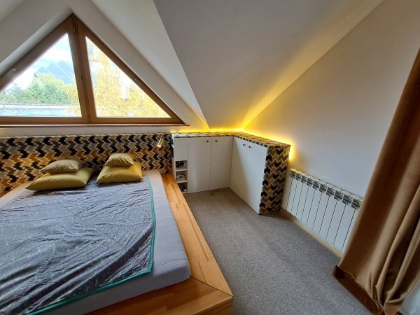 sypialnia-tapicerowane-szafki-przestrzen-oswietlenie