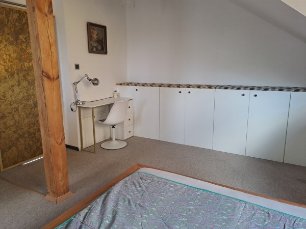 sypialnia-tapicerowane-szafki-przestrzen-oswietlenie