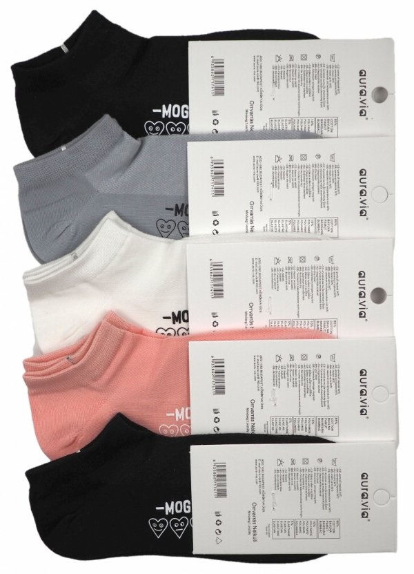 Górna część stopy pokryta jest subtelną siateczką, zapewniającą doskonałą cyrkulację powietrza i lekkość noszenia. Nadruk "MOG" oraz trzy urocze serduszka dodają charakteru i stylu, idealnie komponując się z pastelowymi kolorami skarpetek.