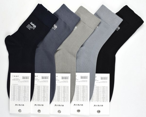 Zestaw 5 par skarpet Aura.Via to idealne połączenie klasyki i zabawy. Napisy „Justkids Boys” dodają lekkości codziennemu stylowi.