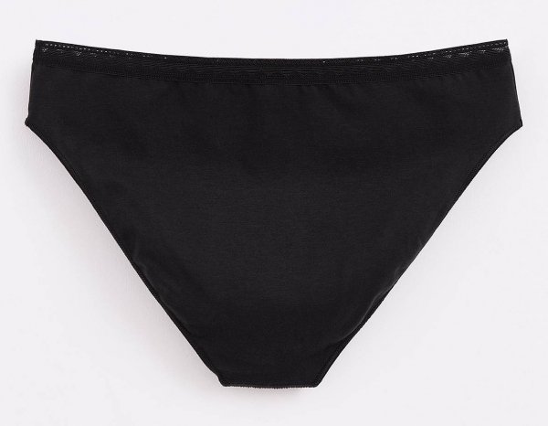 Tył czarnych majtek typu bikini, ułożonych płasko. Materiał jest gładki i elastyczny, a krój zapewnia pełne przyleganie do ciała, idealne pod obcisłe ubrania.