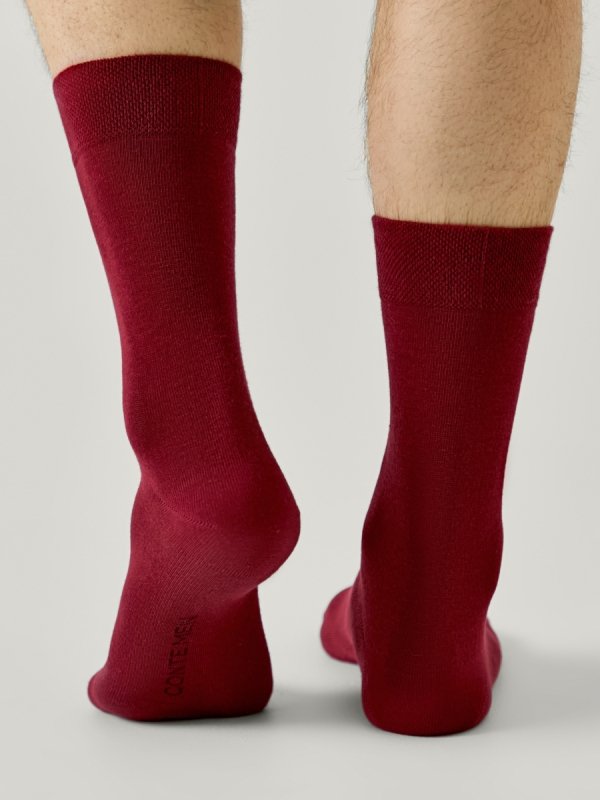 Stylowe skarpety CONTE – kolor bordo, bezszwowe wykończenie i miękka bawełna. Perfekcyjny wybór do stylizacji biurowych i nieformalnych.