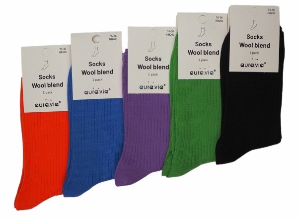 Pakiet 5 par skarpet w zmiksowanych kolorach o prążkowanej strukturze.Wykonane w rozmiarze 38-41 przez firmę AuraVia - Model NB260.